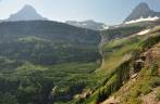 Cachoeiras e montanhas em forma de pirâmide no Glacier National Park, em Montana, nos Estados Unidos